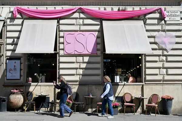 Insgesamt 21 Wiener Cafés wie das Eiles sind nun „Eurofan Cafés“, in denen man Delegationen aus den teilnehmenden Ländern treffen kann und typische Landesspeisen verkosten. 